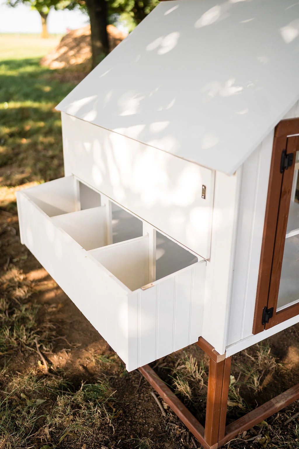 OverEZ Cottage Coop - Up to 8 Chickens - Image 4